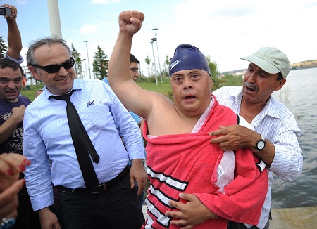Ekin, Mogan Gölü´nü geçti